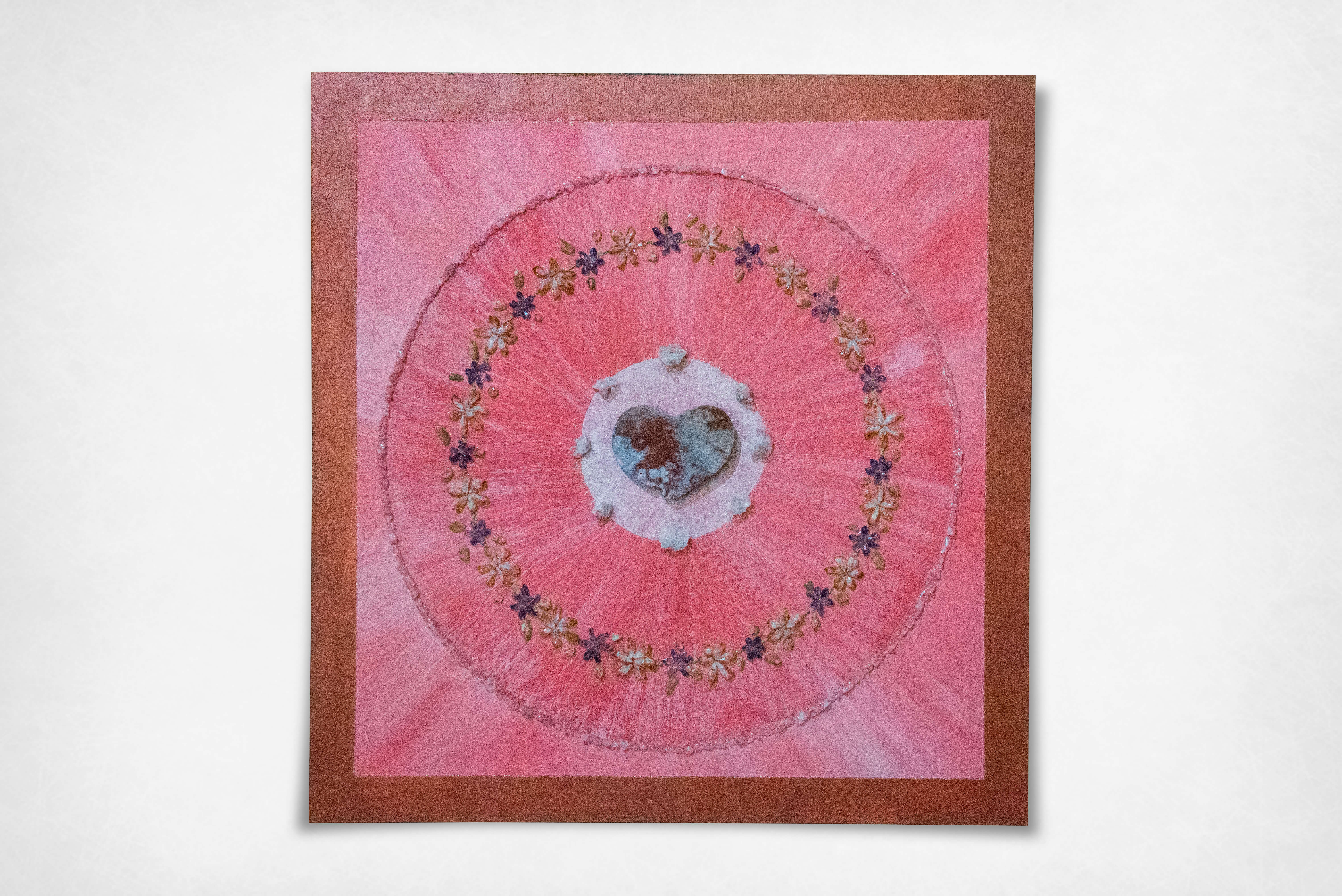 Druza de ametista rosa em forma de coração e um círculo de flores, com cristais