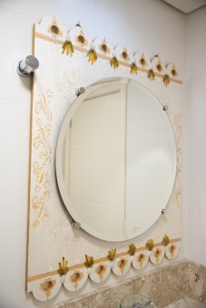 Espelho de banheiro com texturas e cristais