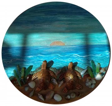 Tartarugas em madeira observando o pôr do sol na praia com conchas e pedras semi preciosas