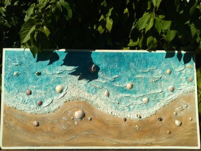 quadro de praia com conchas e cristais