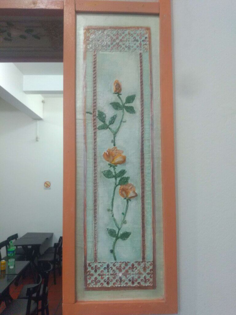 Acabamento com janela e rosas amarelas com cristais e pedras semi-preciosas