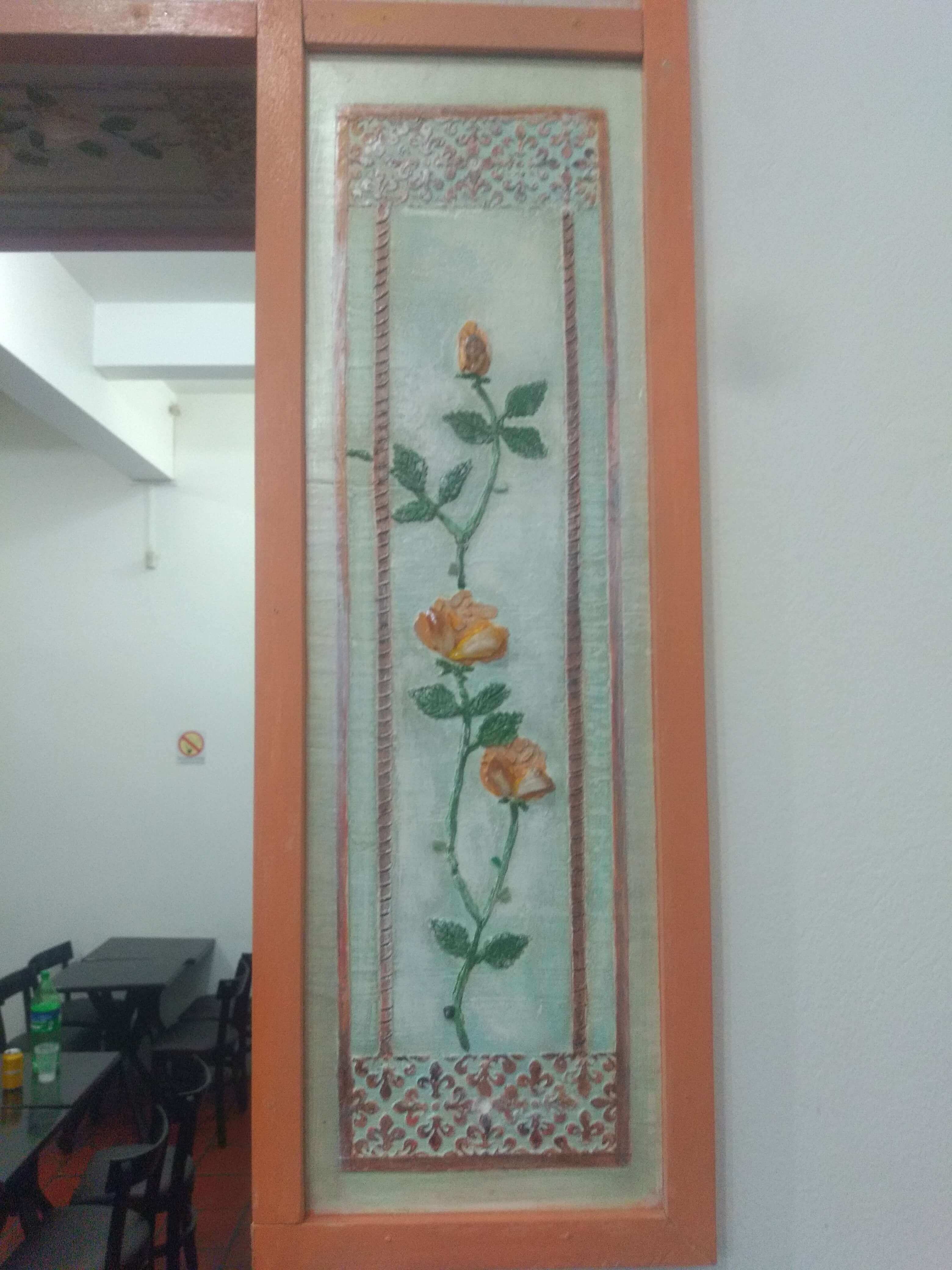 Acabamento com janela e rosas amarelas com cristais e pedras semi-preciosas